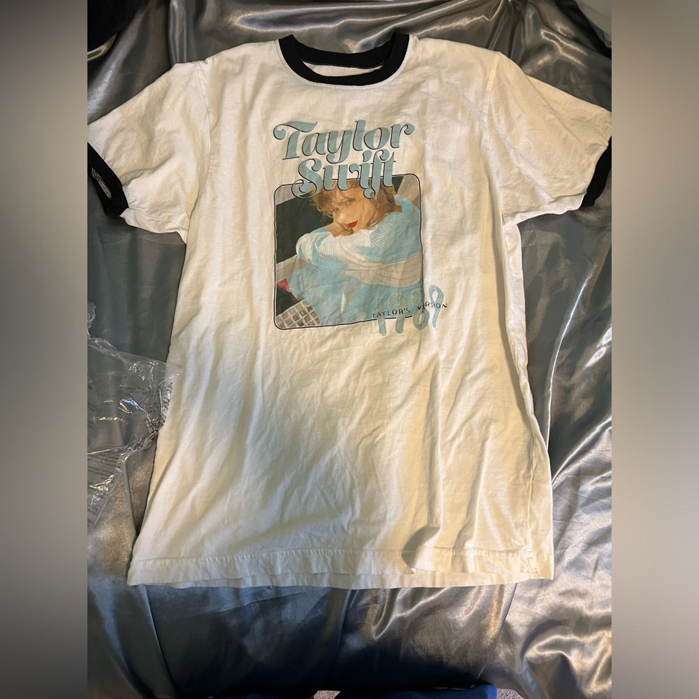 NWOT Taylor Swift Official 1989 TV Ringer Tee